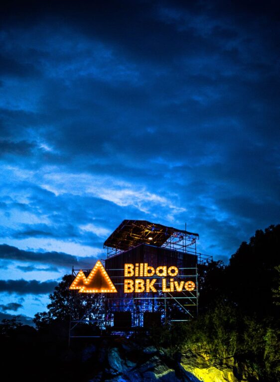 Letrero iluminado de noche en el Bilbao BBK Live