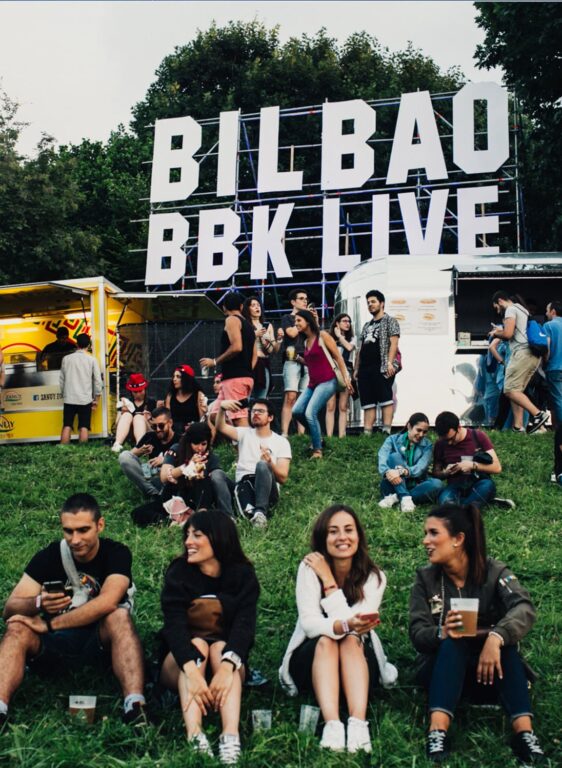 Publico en el letrero del Bilbao BBK Live